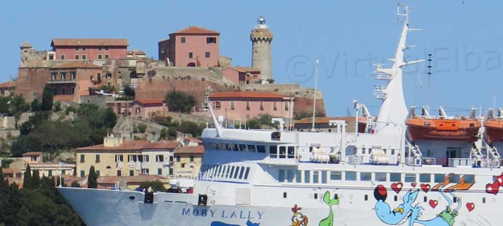 Forte Stella Elba Traghetto Moby Lally che arriva a Portoferraio