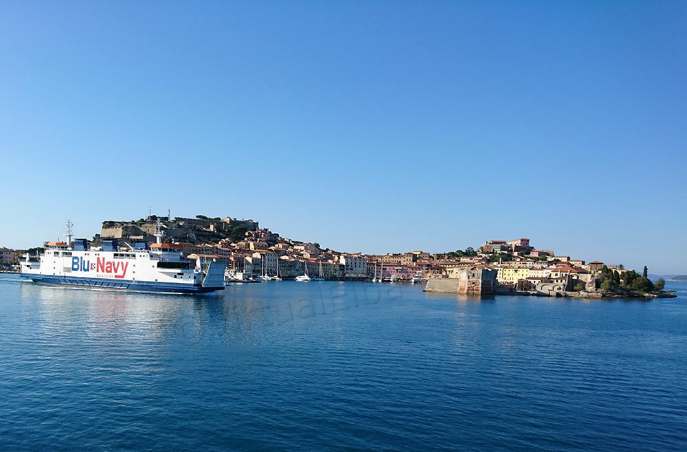 Elba Traghetto Acciarello della compagnia Blu Navy linea Piombino Portoferraio