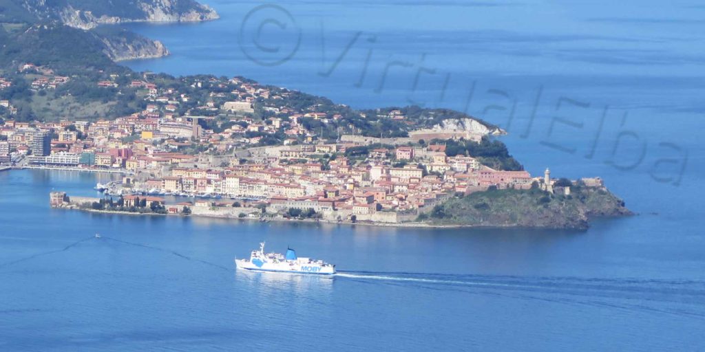 Elba Traghetto della compagnia Moby Lines che entra in porto a Portoferraio