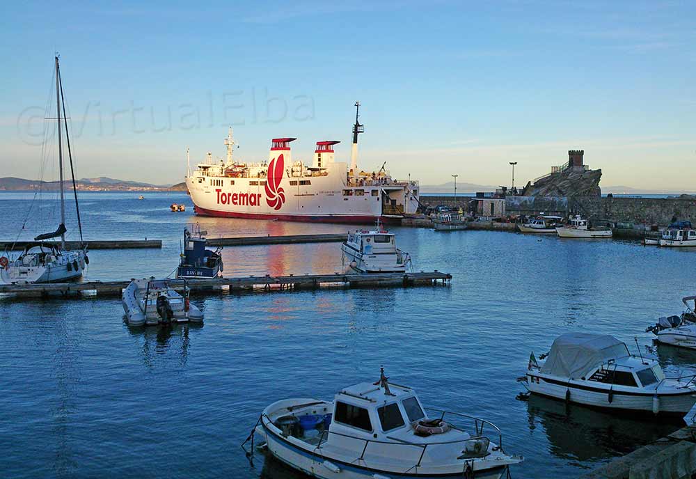 Elba Traghetto Giovanni Bellini nel porto di Rio Marina